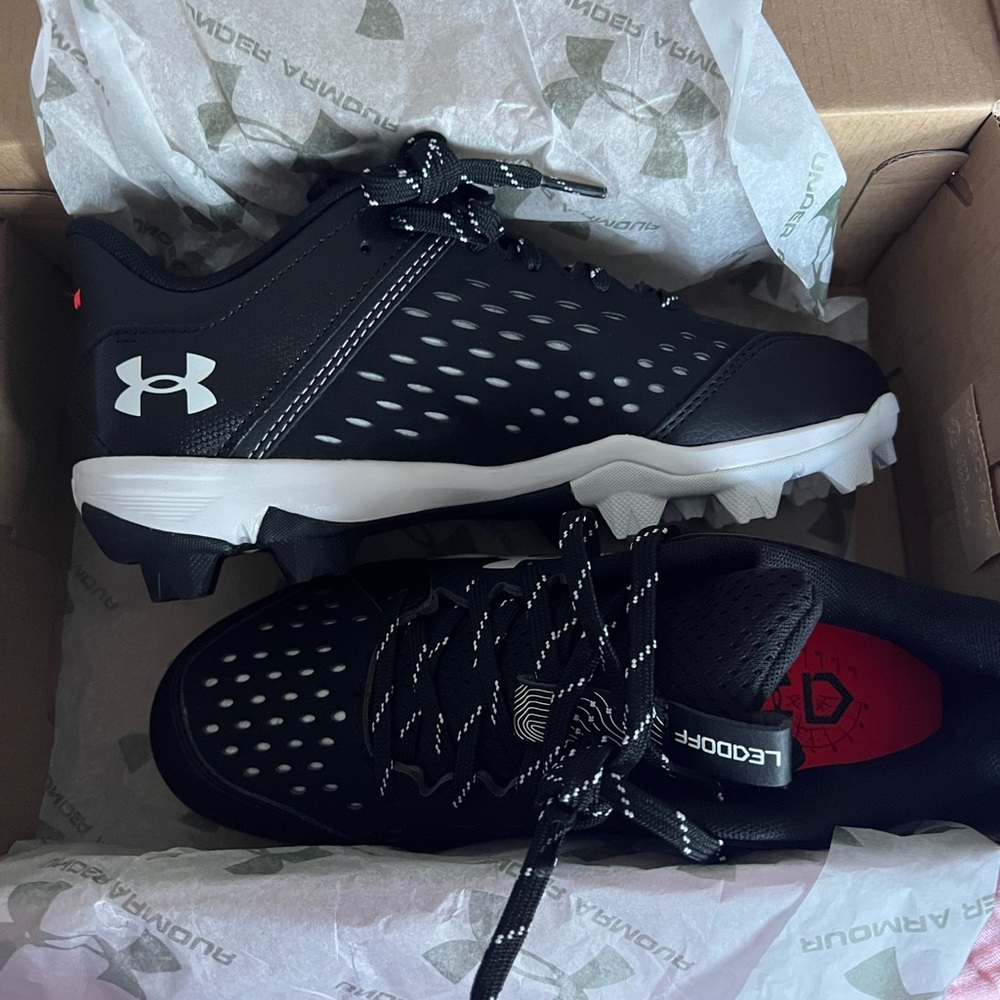 NIB-Under Armour Black and White Baseball Cleats Size 4.5 Big Boys